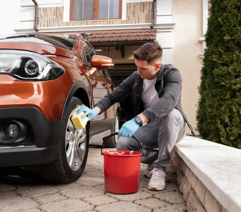 Lavage auto à domicile Niedermorschwihr : professionnel intervenant sur un véhicule